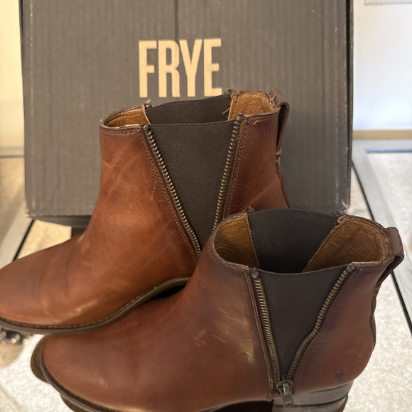Frye Carly Chelsea Zip Leather Boots Cognac 7.5 Medium - Picture 2 of 10